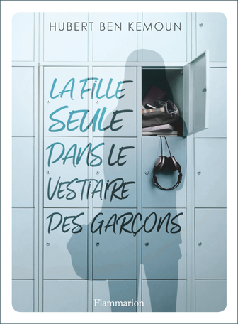 La fille seule dans le vestiaire des garçons